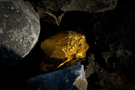 金矿缓存物宝石和灰花岗岩背景图片