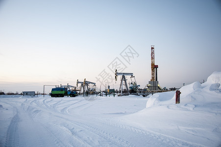 钻头重冬季井和抽泵插针的横向观测油井修复概念石油塔冬天图片