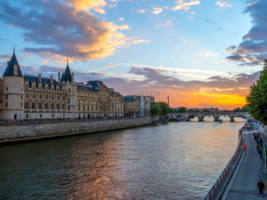 长廊首都法国巴黎夏天傍晚和日落在塞纳河的桥上沿着赛纳河的彩色日落漫步在赛纳河上哥特图片