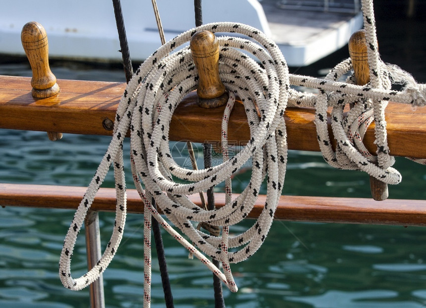 运输假期一艘帆船上长的绳索一条帆船上长的紧固绳索蓝色图片