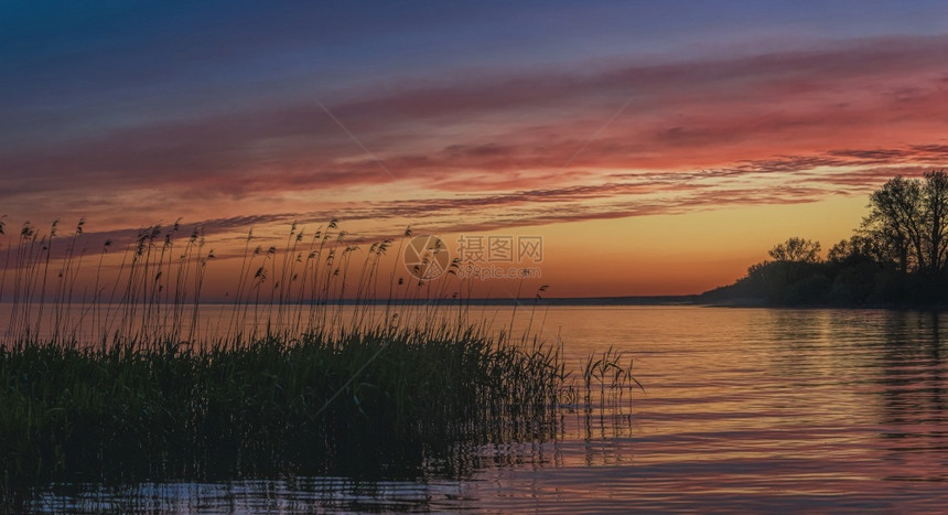 泻湖场景库尔斯罗尼亚环礁湖日出时的宁静间清晨文特角图片