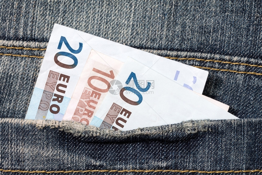 利润牛仔布细节裤口袋中的欧洲货币钞票图片