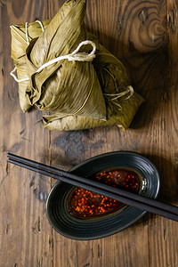 白饭端午Zongzi龙船节的传统食物和苦木辣椒酱的竹子图片