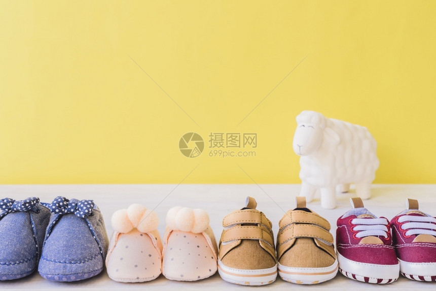 家庭排时尚有四双不同鞋的婴儿概念图片