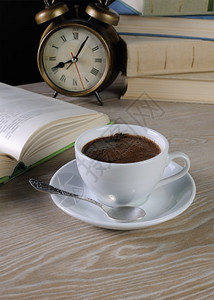 小吃食物津有味新鲜酿制的香咖啡杯放在书桌上图片