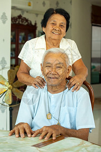 成熟老的年长妇女在家给丈夫按摩做家庭图片