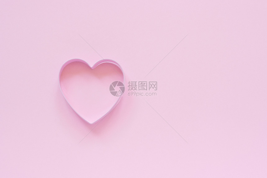 曲奇饼一个在柔和的粉红色背景上呈心形的切割饼干概念Valentinersquos卡顶视图复制文本空间爱喜庆的图片