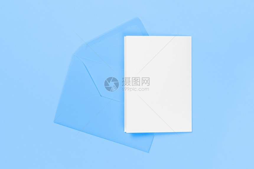 礼物明信片空白的卡蓝信封色在背景模板上隔离或用复制空间模拟班纳图片