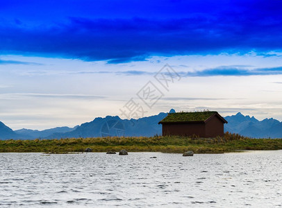 靠近山脉背景的水平生动挪威小屋靠近山脉背景的水平生动挪威小屋天北峡湾图片