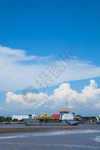 天空与运输业相邻的河流上摩尔德号轮船Moored停泊货轮图片