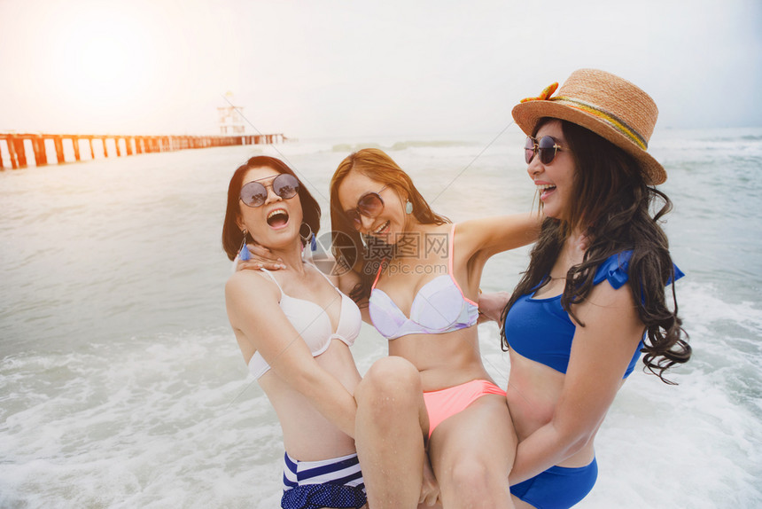 3个比基尼亚裔女人在度假海滨享受快乐和放松情绪的幸福岛户外团体图片