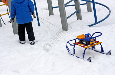 步行儿童乘雪车滑玩具汽是一部推土机游戏季节图片