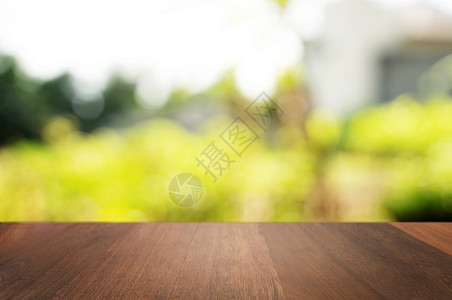 散景甲板在模糊的绿色自然背景面前的木板季节图片