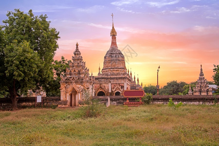 佛塔日落时在缅甸巴甘Bagan的风景中古代塔台暮精神图片
