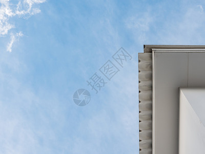 现代房子外面的白色天花板在屋顶的瓷砖下与清蓝的天空Copy间财产现代的细节背景图片