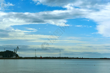 远处的海洋捕鱼港波罗的海捕捞港和上白云面岸码头俄罗斯图片