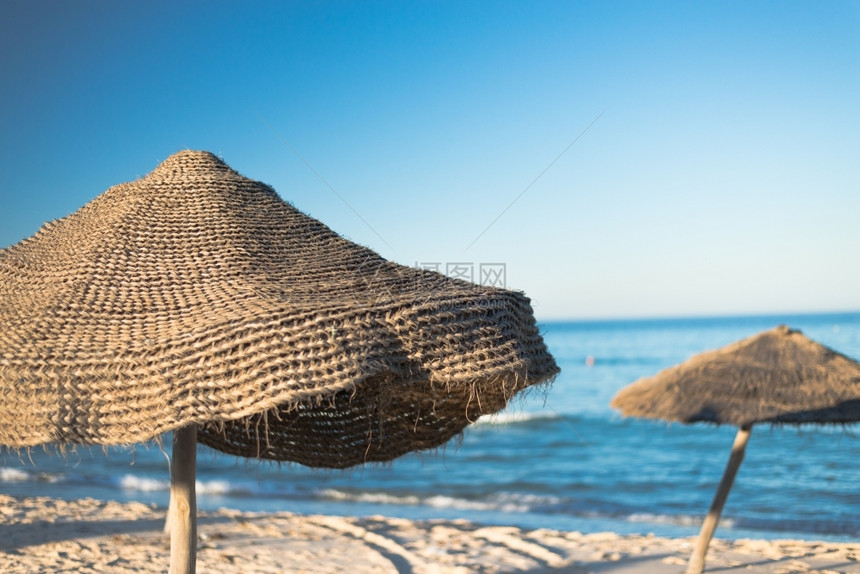 自然海滩伞状带有天空和地平线游客边缘采取图片