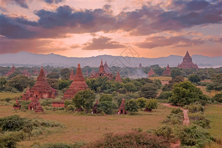 缅甸巴甘Bagan农村古代塔神圣东南佛教徒图片