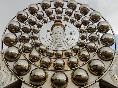 建筑学宗教的白佛脸和天在泰国寺庙肖像图片