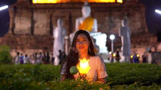 亚洲人祷告蜡烛光照亮着亚洲女手祈祷信仰宗教概念保持图片