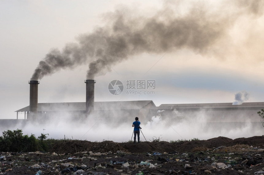 热烟囱产生的黑和工业废旧物造成的空气污染环境抽烟图片