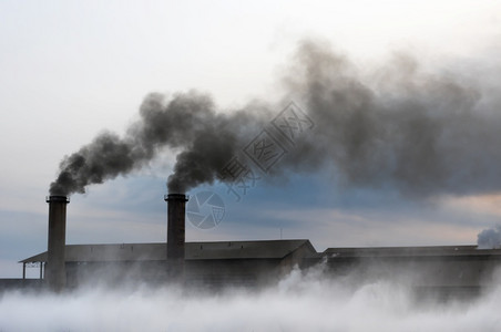 蒸汽烟雾烟囱产生的黑和工业废旧物造成的空气污染全球生态化学背景