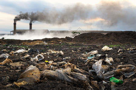 固废污染地球工业废料和烟囱中黑烟产生的空气污染与废烟工业料技术有毒的背景