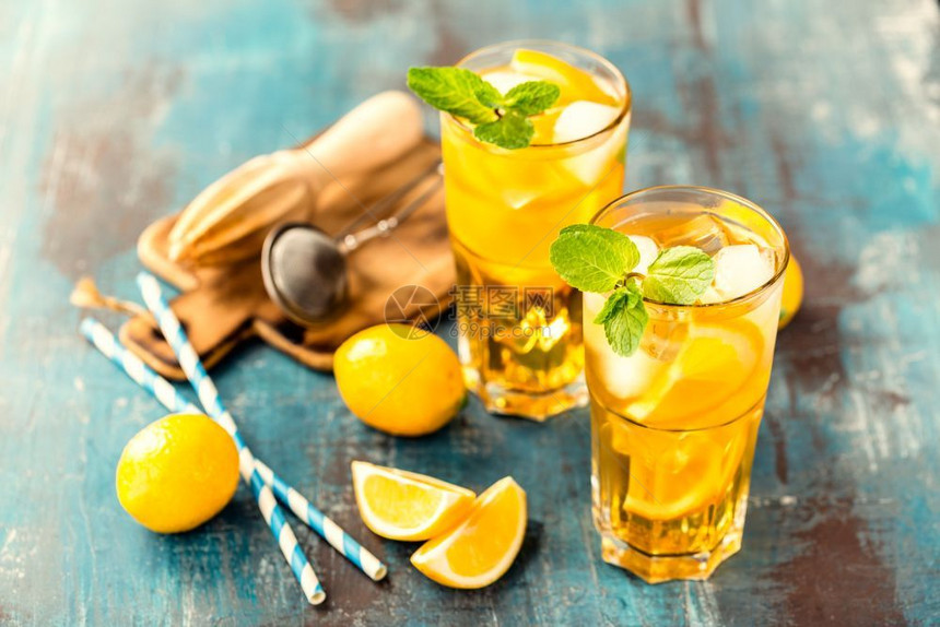冷夏饮料或柠檬水的冰甜茶清爽夏天玻璃图片