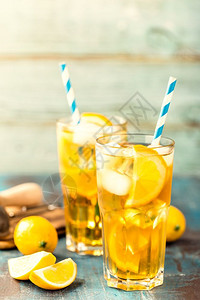 柑橘冷夏饮料或柠檬水的冰甜茶橙果图片