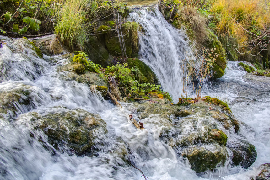 流动的绿色森林克罗地亚普利特维茨湖的瀑布流图片