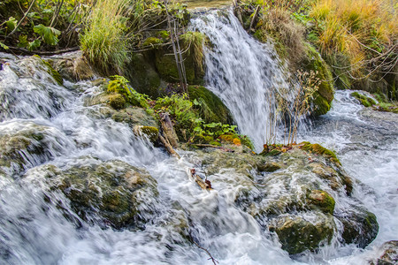 流动的绿色森林克罗地亚普利特维茨湖的瀑布流图片