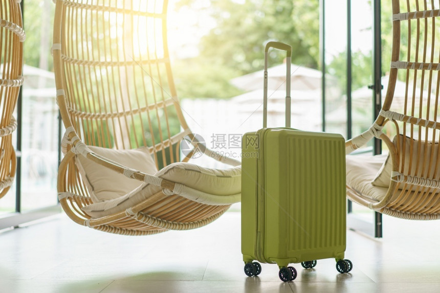 自然活的绿色行李箱有拉丹吊椅焦点前行李箱摇摆图片