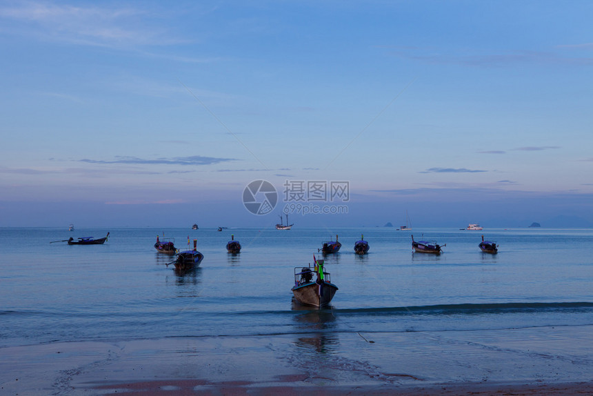 海岸热带水泰国南部的海上渔船和只在泰国南部图片