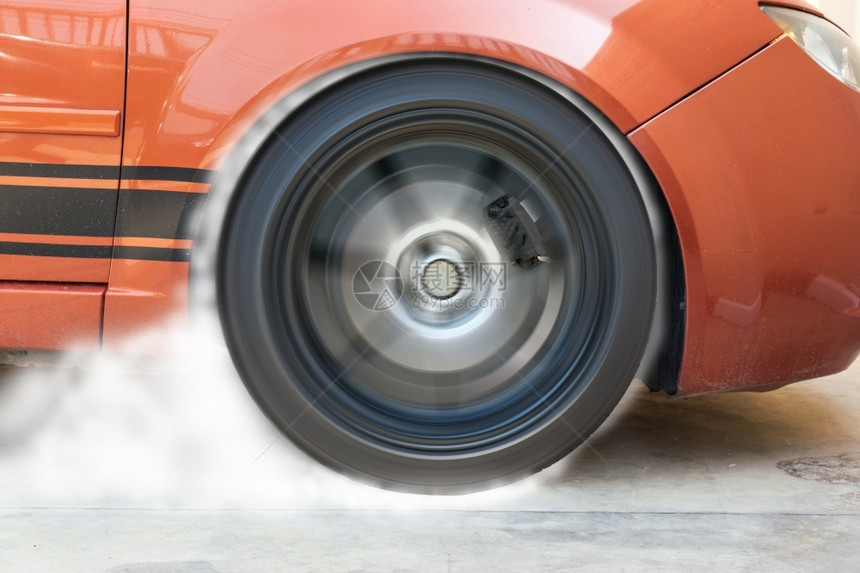 运动现代的汽车在赛道上展示燃烧轮胎的赛车图片
