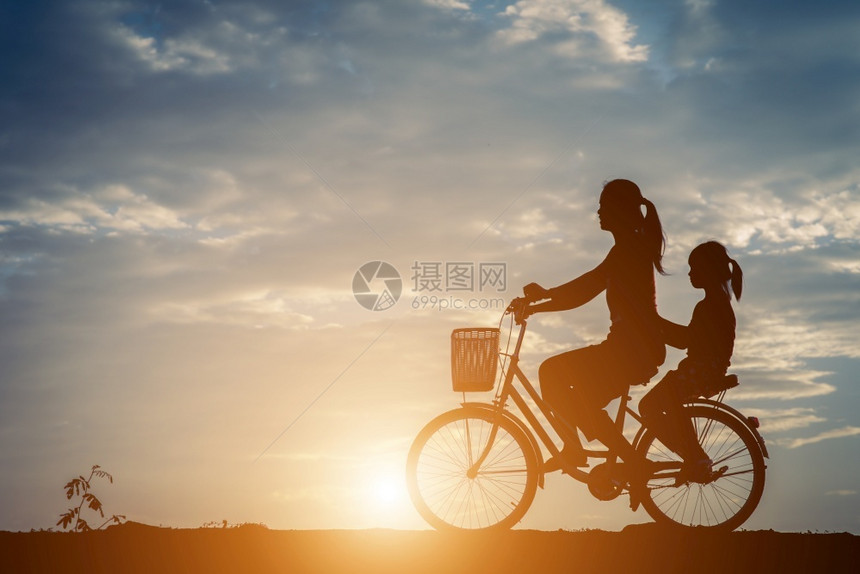美丽的儿子爱母亲与女和自行车一起的月光图片