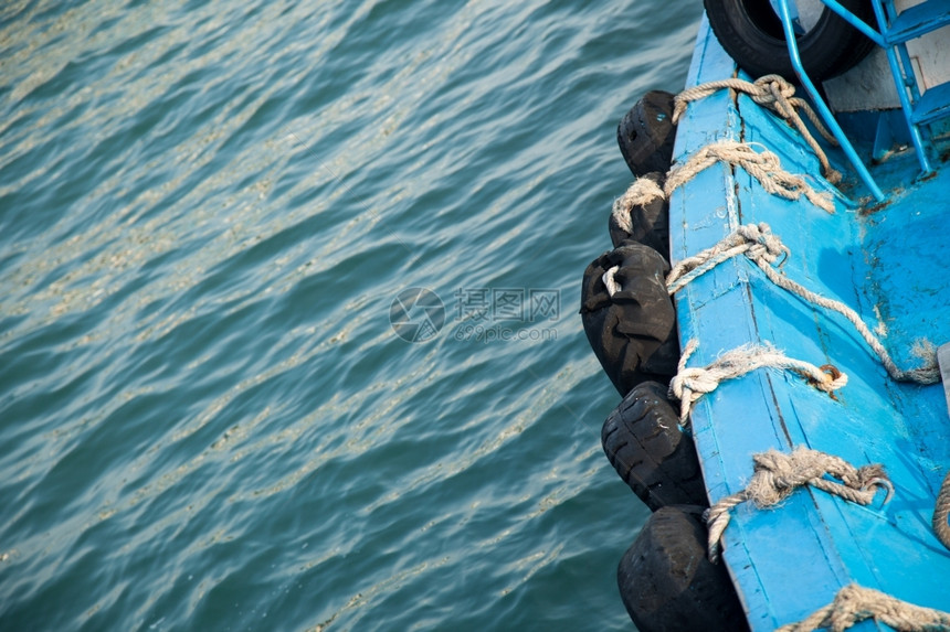 丰富多彩的橡胶与船只捆绑的橡皮保险杠船航海的图片