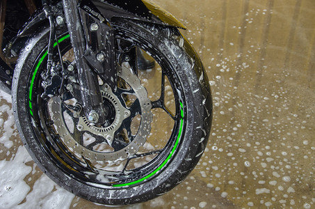 服务湿的带泡沫清洗摩托车亚洲图片