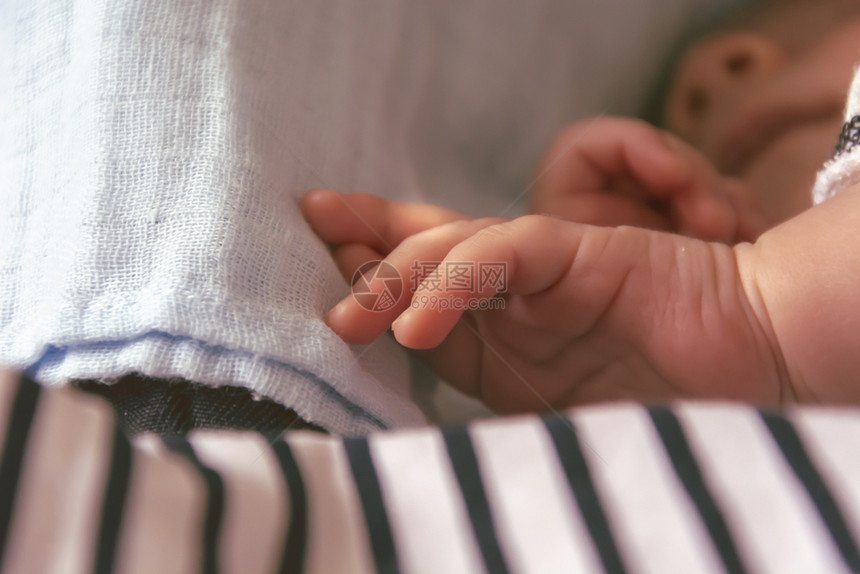 爱身体可的近距离观察熟睡的新生婴儿手童年和宁静概念图片