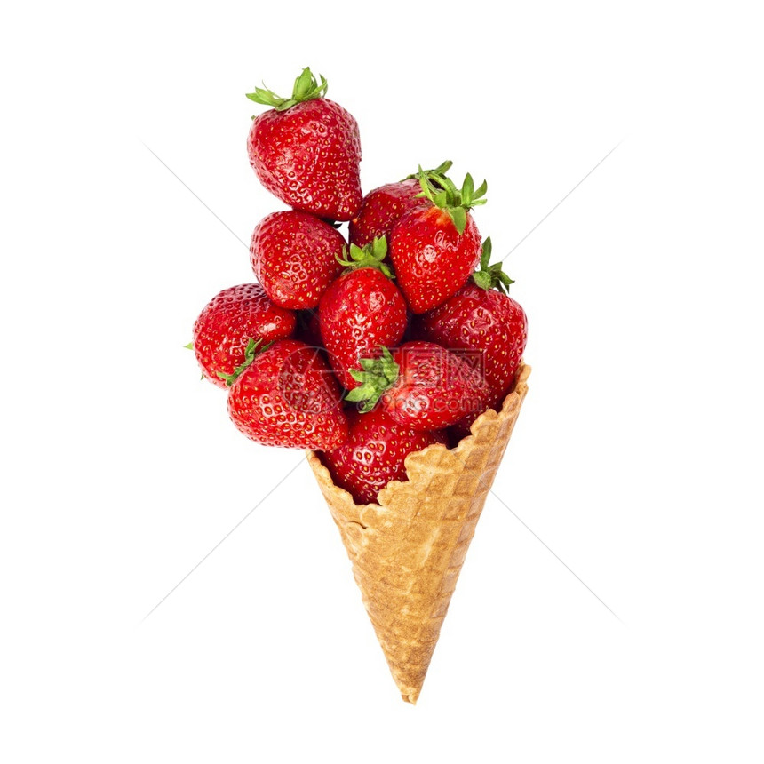 红色的对待自然冰淇淋蛋筒装满成熟草莓在白色背景上分离华夫蛋筒配成熟草莓图片