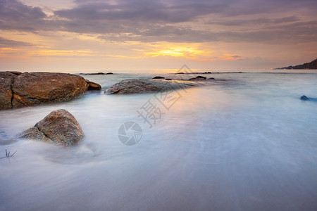 地平线省美丽的海景和日落天空在泰兰东边有大马朗罗勇图片