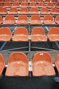 红色座位详细排列足球场体育赛事上几步的席位质地空细节图片