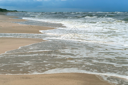 自然加里宁格勒夏季海上风暴美丽的大浪波罗海美丽大浪波罗海夏季上风暴雨背景图片