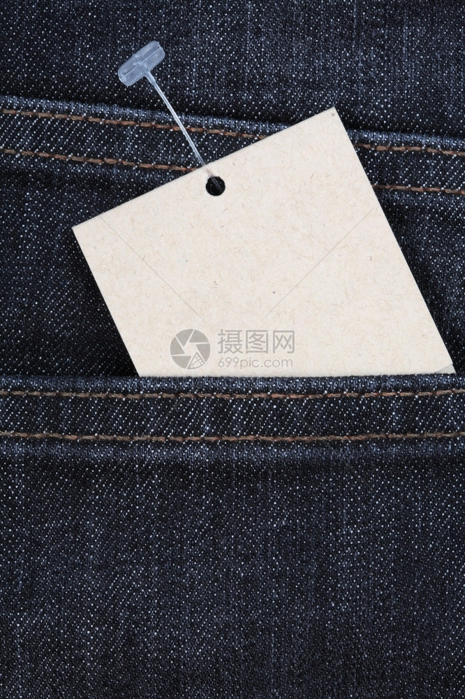 口袋蓝色的织物牛仔裤和空白纸价标签图片