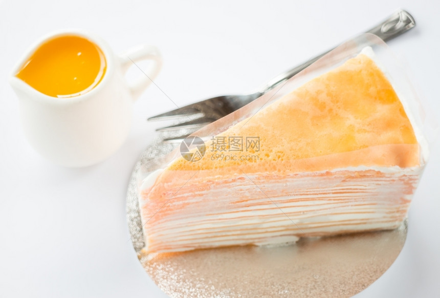 食物烤蛋糕和橙色酱白背景股票照片融化了图片