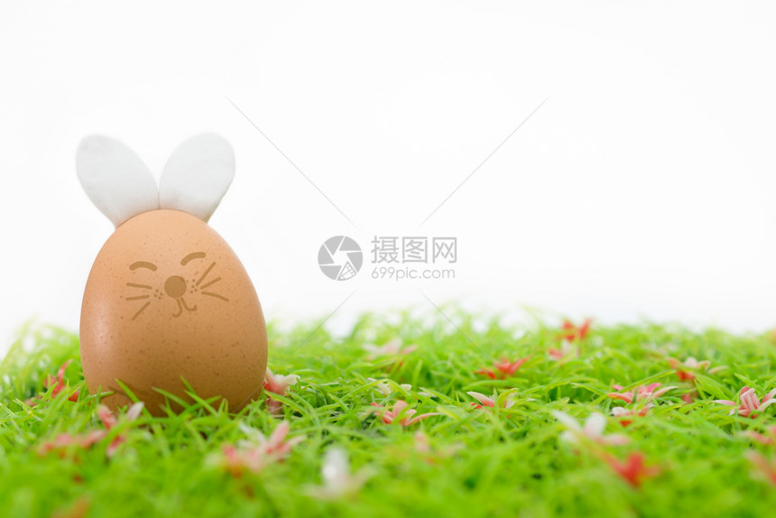复活节鸡蛋是一个快乐的节日选择焦点有抄写空间明亮的草地模子图片