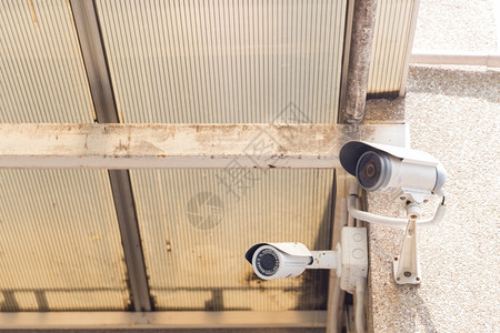 控制电子的查看安装在天花板和墙上的闭路电视摄像头用于安全检查图片