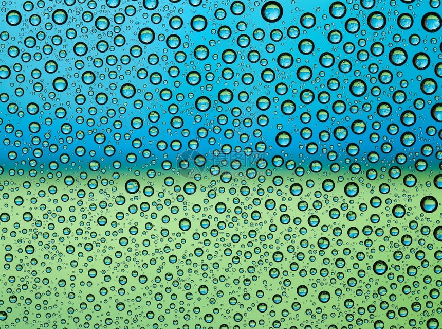 液体窗户上的雨滴水收集气泡反射图片