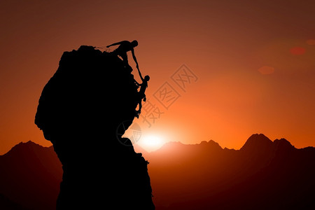 绳索人们登山者团队帮助高峰会团队合作在日落时美丽的山地风景中攀爬首脑图片