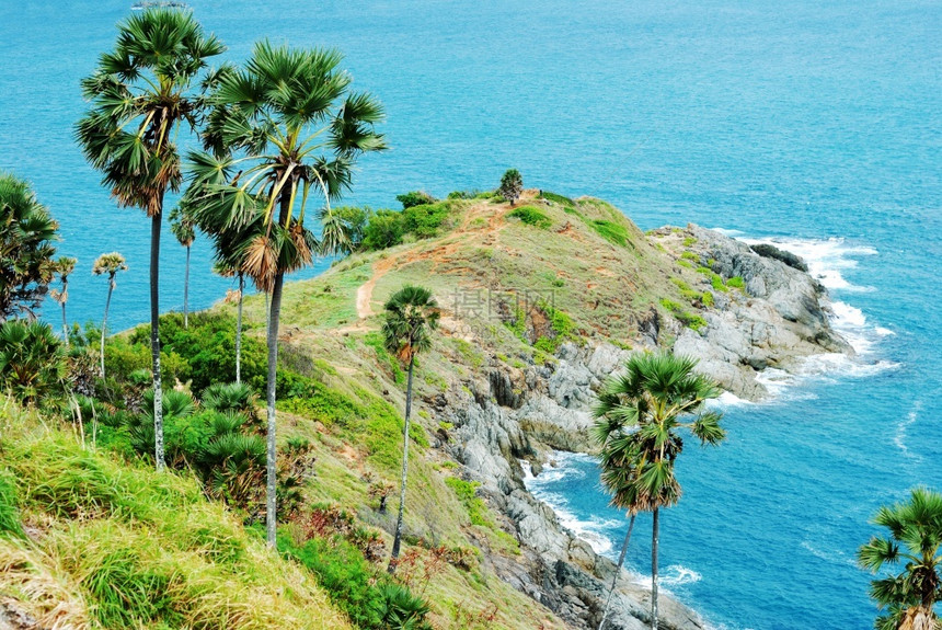 安达曼热带岬PromthepCape是一座岩石山它延伸至泰国普吉的海景点日落图片