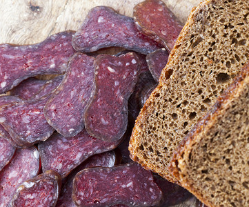 切猪肉香肠和黑面包在木板上特端风景卡路里食欲盘子图片